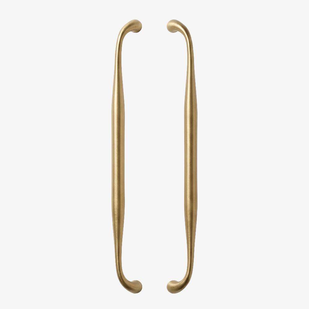 Maxery Mid-century style large cabinet/drawer handle; vintage-look brass finish; Italian/French minimalist, understated luxury style; suitable for furniture, wardrobes, and cabinet doors.